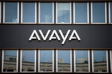 Prag - Çek Cumhuriyeti - 1 Kasım 2019: Prag 'daki ana ofislerinde Avaya Logosu. Avaya, telekomünikasyon ve ses verileri üzerine uzmanlaşmış bir Amerikan teknoloji şirketidir.