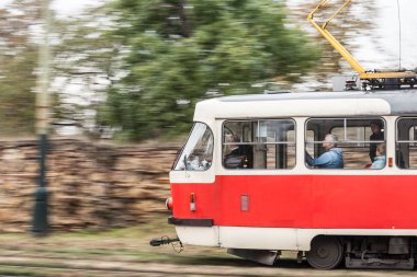 Prag, Çek Cumhuriyeti - 3 Kasım 2019: Prag tramvayı, Tatra T3 modeli, eski bir kasaba caddesinin hız bulanıklığı ile geçiyor. Dpp tarafından yönetilen, ana toplu taşıma ağıdır.
