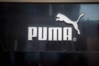 Brno, Çek Cumhuriyeti - 4 Kasım 2019: Brno 'daki ana mağazalarında Puma logosu. Puma, Alman spor kıyafetleri, spor giyim ve ayakkabı markası ve spor aksesuarlarıyla ünlüdür.
