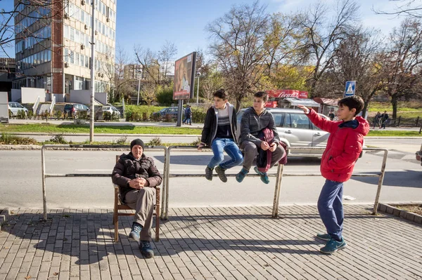 Prishtina Kosovo Noviembre 2016 Anciano Jubilado Sentado Junto Grupo Jóvenes — Foto de Stock