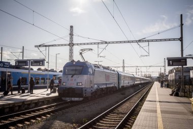 Brno, Çek Cumhuriyeti - 6 Kasım 2019: Eurocity Ec 279 Metropolitan, Prag 'ı Budapeşte' ye trenle bağlayan, Brno Dolni Nadrazi tren istasyonunu Ceske Drahy Çek Demiryolları lokomotifi ile terk etti.
