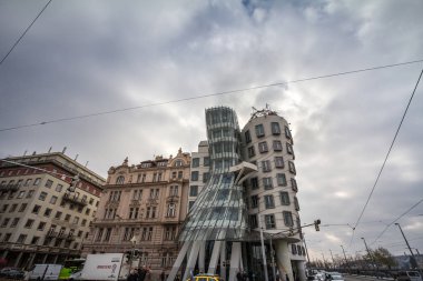 Prag, Çek Cumhuriyeti - 1 Kasım 2019: Prag 'lı Tancici Dum bulutlu bir öğleden sonra. Ayrıca Dansçı Evi olarak da bilinir, modern bir iş binası ve şehrin önemli bir simgesidir.