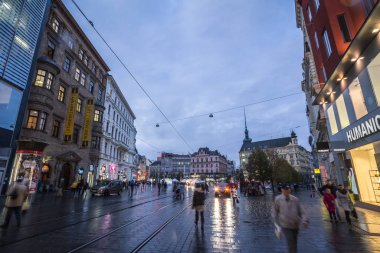 Brno, Çek Cumhuriyeti - 5 Kasım 2019: Namesti Svobody Meydanı Panoraması, Brno şehir merkezinin ana meydanı ve simgesi, yağmurlu bir günde insanların acele ettiği alacakaranlıkta