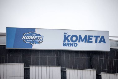Brno, Çek Cumhuriyeti - 5 Kasım 2019: Hc Kometa logosu kendi arenaları olan Drfg Arena 'nın önünde, veya Hala Rondo, Brno' da. Kentin ve Çek Cumhuriyeti 'nin ana buz hokeyi takımıdır.