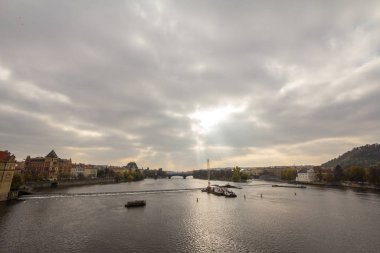 Çek Cumhuriyeti 'nin Prag kenti, Vltava nehrinden, Moldau olarak da adlandırılan Panorama' da, sonbaharda bulutlu bir günbatımında şehrin simgelerinden biri olan Most Legii ya da Legion Most üzerinde duruluyor.