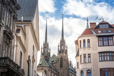 Aziz Peter ve Paul 'un Brno Katedrali. Gün batımında Petro Hill' in dibinden görüldü. Katedrala svateho petra a pavla olarak da bilinir, Çek Cumhuriyeti 'nin Brno şehrinin önemli bir simgesidir.