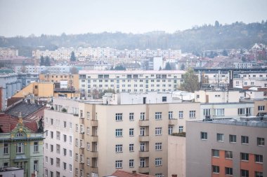 Çekoslovakya 'nın Brno kenar mahallelerinde yağmurlu bir öğleden sonra Panelaky adı verilen Çek gaddar binalarının panoraması. Bunlar komünist mimarinin ve yerleşim sektörünün sembolleri.