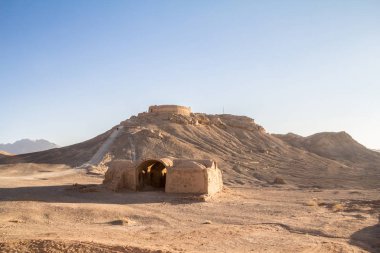 Yazd, Iran, sessizlik kuleleri çölün ortasında. Dakhma da bilinir, bu kuleler Zerdüşt din onların merhumun olanlar organları imha etmek kullanılmıştır