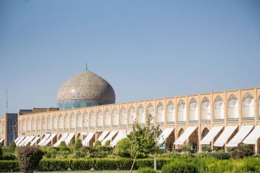 İran 'ın İsfahan kentinin sembollerinden biri olan Naqsh-e Cihan Meydanı' ndan görülen Şeyh Lotfollah Camii. 17. yüzyıldan kalma Safevi bir cami ve Şii Müslüman tarihi eser.
