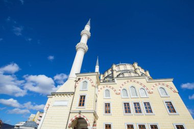 İsa, Mitrovica 'nın Xhamia Camii' ne yalvarıyor. İsa Beg camii, Türkiye İşbirliği Dairesi tarafından yeniden inşa edilen Kosova 'nın İslami simgelerinden biri.