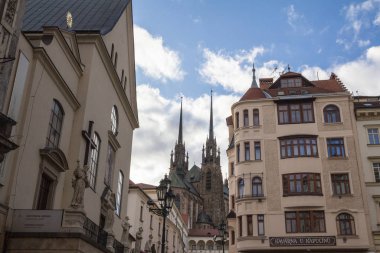 Brno, Çek Cumhuriyeti - 4 Kasım 2019: Brno Saint Peter ve Paul Katedrali, Petrov Tepesi 'nin eteklerinden görüldü. Katedrala svateho petra a pavla olarak da bilinir, Brno, Moravya 'nın bir simgesidir.