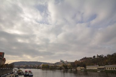 Prag Şatosu 'ndaki (Prazsky Hrad) Prag Cumhuriyeti' nin Prag şehrinin Panorama kenti Vltava nehrinden görüldü. Şato kentin ana turistik simgesidir.