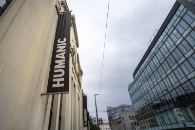 Prag, Çek Cumhuriyeti - 2 Kasım 2019: Prag şehir merkezindeki dükkanlarının önündeki insani logo. Humanic, ayakkabı, ayakkabı ve aksesuar konusunda uzmanlaşmış bir Alman moda perakendecisi.