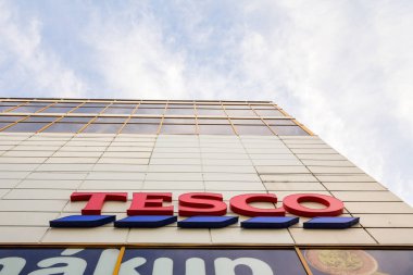 Prag, Çek Cumhuriyeti - 2 Kasım 2019: Szeged 'deki ana süpermarketlerinde Tesco logosu. Tesco, Avrupa 'da yayılmış bir İngiliz süpermarketi, bakkal ve genel ürün perakendecisi.
