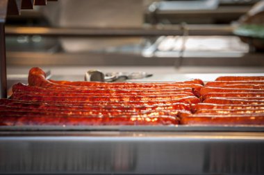 Prag Sosisi, diğer adıyla Vaclavska Klobasa, veya Wenceslas, Çek Cumhuriyeti 'nin Prag kentindeki geleneksel bir sokak yemeği olan sosis büfesinde ızgara ve ısıtma yapıyor.