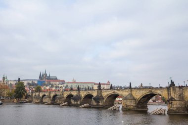 Çek Cumhuriyeti 'nin Prag şehrinin Panorama kentinde Vltava nehrinden görülen Charles bridge (Karluv Most) ve Prag Şatosu (Prazsky hrad) üzerinde duruldu. Şato kentin ana turistik simgesidir.