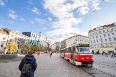 Brno, Çek Cumhuriyeti - 4 Kasım 2019: Brno toplu taşımacılığından gelen Tatra tramvayı, şehir merkezinde bulunan Svobody meydanından geçmektedir.