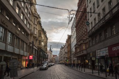 Prag, Çek Cumhuriyeti - 2 Kasım 2019: Prag 'ın eski Prag kentindeki Vodickova Caddesi Panoraması Sonbaharda gün batımında Barok austro Macar binalarının yanından geçen insanlarla