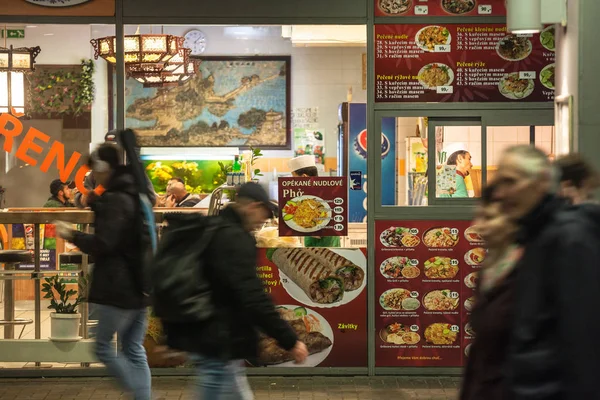 Brno Tjeckiska Republiken November 2019 Personer Som Passerar Med Fartsuddighet — Stockfoto