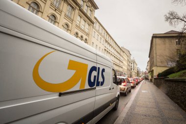 Brno, Çek Cumhuriyeti - 4 Kasım 2019: Brno Center 'daki bir teslimat kamyonunun amblemi. Gls ya da genel lojistik sistemleri, kurye, paket ve ekspres posta hizmetleri sunan Hollandalı bir şirkettir.
