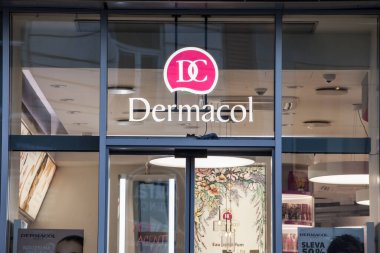 Prag, Çek Cumhuriyeti - 4 Kasım 2019: Prag mağazalarının önündeki dermakol logosu. Dermacol bir Çek kozmetik markası, cilt bakımı, parfümler ve bir mağaza zinciri.