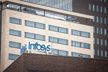 Brno, Çek Cumhuriyeti - 5 Kasım 2019: Brno için ofislerinin önünde Infosys logosu. Infosys, dış kaynak, iş danışmanlığı ve bilgi teknolojisi alanında uzmanlaşmış bir Hint şirketidir.