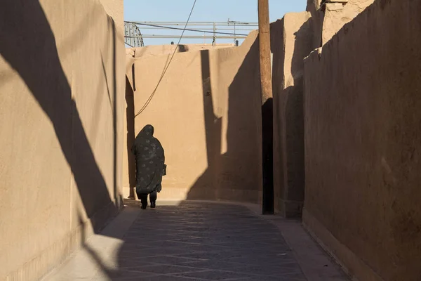 Yazd Ran Sokaklarında Yürüyen Bir Kadın Şekli Eski Şehrin Geleneksel — Stok fotoğraf