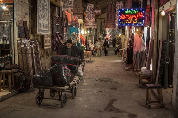 Isfahan Irão Agosto 2018 Idoso Entregador Puxando Uma Carroça Nas — Fotografia de Stock