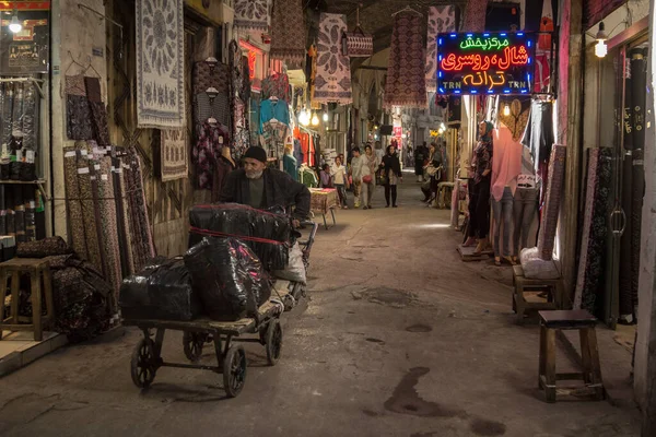 Isfahan Irán Agosto 2018 Anciano Mayor Repartidor Tirando Carro Las — Foto de Stock