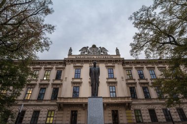 Masarykova Univerzita 'nın ana binası, ya da Çek Brno' daki Masaryk Üniversitesi, 1930 'larda Tomas Garrigue Masaryk' ın açılışını yaptığı bir heykel. Bu üniversite Brno 'daki en büyük üniversite.