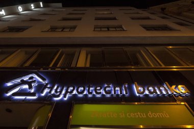 Prag, Çek Cumhuriyeti - 1 Kasım 2019: Prag ofislerinin önünde Hypotecni banka logosu. Hypotecni banka konut finansmanı, krediler, krediler ve ipotek konularında uzmanlaşmış bir Çek bankasıdır.