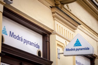 Prag, Çek Cumhuriyeti - 31 Ekim 2019: Modra Pyramida logosu Prag ofislerinin önünde. Modra Pyramida konut finansmanı, krediler, krediler ve ipotek konularında uzmanlaşmış bir Çek bankasıdır.