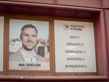 Prag - Çek Cumhuriyeti - 31 Ekim 2019: Çek Korsan Partisi 'nin (Piratska Stranka) yerel lideri Zdenek Hrib' in resimli posteri. İnternet tarafsızlığını ve özgürlükçülüğü savunuyor.