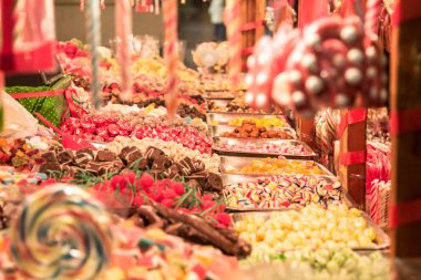 Şekerler, ağırlıklı olarak şekerleme ve lolipoplar, çeşitlendirilmiş, bir karnaval veya panayır sırasında gevşek bir şeker dükkanında sergileniyor, bayram ve noel döneminden tipik