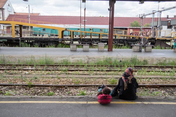 塞尔维亚贝尔格莱德 2015年7月14日 难民危机期间 两名难民 一名妇女 一名母亲和她的女儿 在巴尔干路线的贝尔格莱德火车站等待火车 — 图库照片