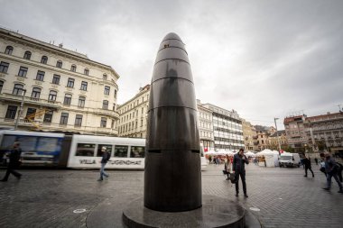Brno, Czechia - 5 Kasım 2019: Brnensky Orloj olarak da adlandırılan astronomik saat, Namesti Svobody Meydanı 'nda, Brno şehir merkezinin sembolü ve önünden geçen insanlar
