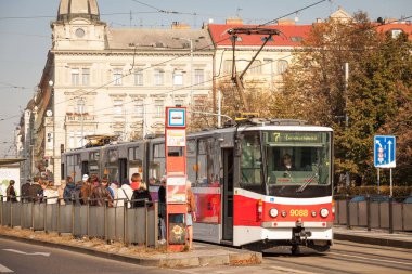 Prag, Çek Cumhuriyeti - 31 Ekim 2019: Prag tramvayı, veya Prazske tramvayı, Tatra Kt8d5 modeli, Palackeho Namesti 'de, Dpp tarafından yönetilen banliyölerle dolu, bir toplu taşıma şebekesi.