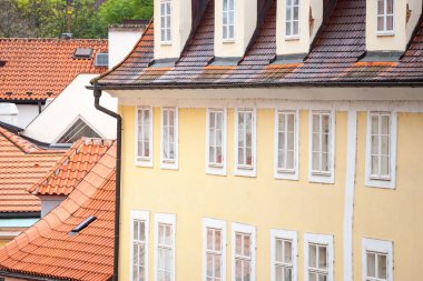 Çek Cumhuriyeti 'nin Prag kentinin tarihi merkezi olan Hrdcany adındaki Castle Hill caddesindeki eski bir apartman binasının tipik Ortaçağ Cephesi