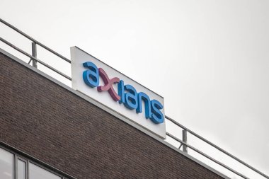 Brno, Çek Cumhuriyeti - 5 Kasım 2019: Brno 'daki ofislerinin önünde Axian logosu. Vinci Energie, Axian bir Ict veya Bilgi ve İletişim Teknolojisi yazılım geliştirme şirketidir.