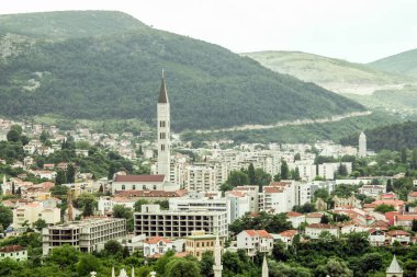 Bosna-Hersek 'in Mostar kentinin Hırvatistan bölgesindeki Panorama' da Franjevacka Crkva Kilisesi, bir Roma Katolik Fransisken manastırı ve Katedrali ele alındı.