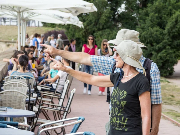 Novi Sad Serbia Junio 2015 Dos Turistas Mayores Caucásicos Una — Foto de Stock