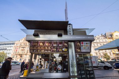 Prag, Çek Cumhuriyeti - 31 Ekim 2019: Prag Wenceslas Meydanı 'ndaki Çek Vaclavska Klobasa sosis standı. Bu stantlar sosis, sokak yemeği ve sosisli sandviç büfeleri satıyor, tipik Çek yemekleri.