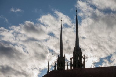 Aziz Peter ve Paul 'un Brno Katedrali, Petrov Tepesi' nin dibinde, alacakaranlıkta görüldü. Katedrala svateho petra a pavla olarak da bilinir, Çek Cumhuriyeti 'nin Brno şehrinin önemli bir simgesidir.