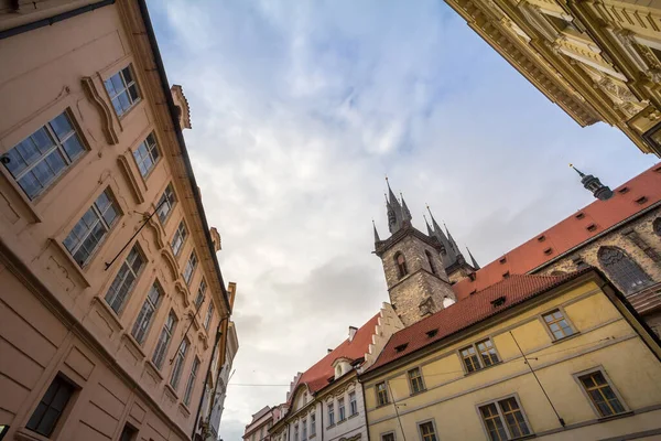 Calle Estrecha Con Edificios Medievales Adoquines Casco Antiguo Praga República —  Fotos de Stock