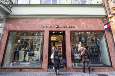 Prag, Çek Cumhuriyeti - 1 Kasım 2019: Tommy Hilfiger logosu Prag 'daki yerel butiklerinde. Tommy Hilfiger dünya çapında moda tasarımcısı ve üreticisi.