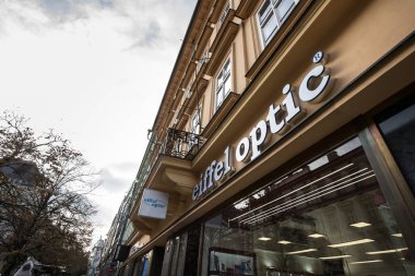 Prag - Çek Cumhuriyeti - 1 Kasım 2019: Prag 'daki dükkanlarının önünde Eyfel Optik Logosu. Eiffel Optic, Avrupa 'da yayılmış bir Çek optik ve gözlükçü mağaza zinciri.