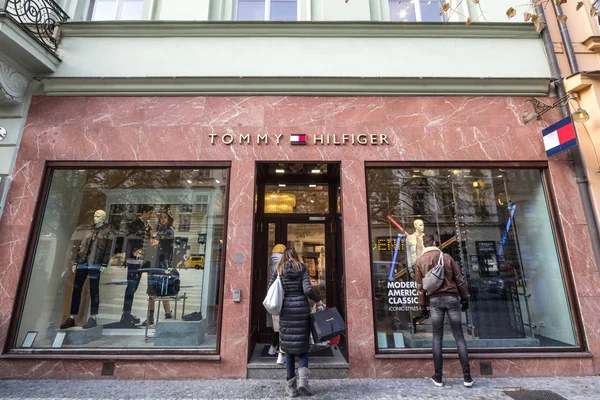 Prag Tjeckien November 2019 Tommy Hilfiger Logo Sin Lokala Butik — Stockfoto