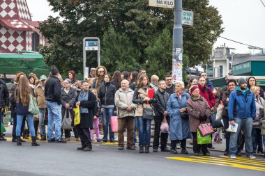 Belgrad, Sırbistan - 1 Kasım 2014: Şehrin toplu taşıma sistemi olan Belgrad GSP 'nin ana merkezlerinden biri olan Zeleni venac terminalinin durağında otobüs bekleyen kalabalık toplanıyor
