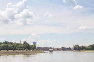 Drava Nehri 'nden Osijek' in gökdelenleri ve şehrin katedrali ile panorama ve silueti. Osijek, Hırvatistan 'ın kuzeyindeki Slavonya bölgesinin büyük bir şehridir.
