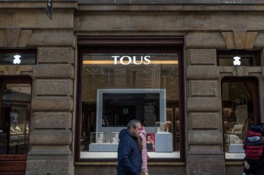 Prag, Çek Cumhuriyeti - 1 Kasım 2019: Prag 'da ana eserlerini, kolyelerini ve mücevherlerini gösteren bir vitrin önündeki Tous logosu. Tous İspanyol bir mücevher üreticisi ve perakendecisi.